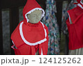 赤い頭巾をかぶった地蔵像。石像。日本の寺院の風景 124125262