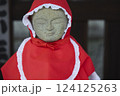 赤い頭巾をかぶった地蔵像。石像。日本の寺院の風景 124125263