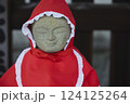 赤い頭巾をかぶった地蔵像。石像。日本の寺院の風景 124125264