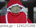 赤い頭巾をかぶった地蔵像。石像。日本の寺院の風景 124125266