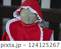 赤い頭巾をかぶった地蔵像。石像。日本の寺院の風景 124125267