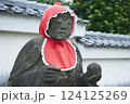 赤い頭巾をかぶった地蔵像。石像。日本の寺院の風景 124125269