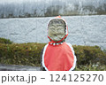 赤い頭巾をかぶった地蔵像。石像。日本の寺院の風景 124125270