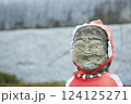 赤い頭巾をかぶった地蔵像。石像。日本の寺院の風景 124125271