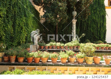 スペイン　セビリア　ピラトの家の庭園 124125437