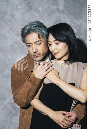 おしゃれなシニア・ミドルエイジ男女のカップルフォト 124125575