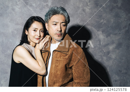 おしゃれなシニア・ミドルエイジ男女のカップルフォト 124125578
