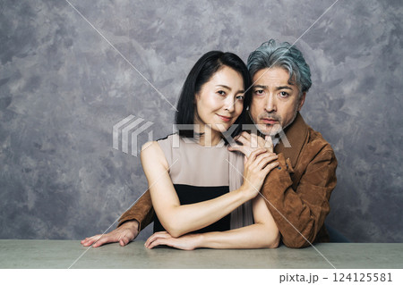 おしゃれなシニア・ミドルエイジ男女のカップルフォト 124125581