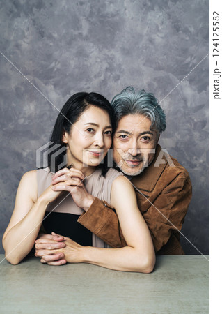 おしゃれなシニア・ミドルエイジ男女のカップルフォト 124125582