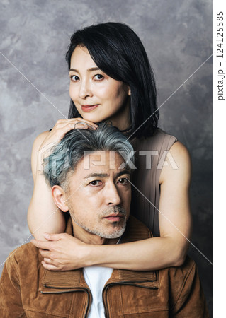 おしゃれなシニア・ミドルエイジ男女のカップルフォト 124125585
