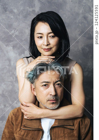 おしゃれなシニア・ミドルエイジ男女のカップルフォト 124125591