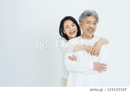シニア・ミドルエイジ男女のカップルフォト 124125597