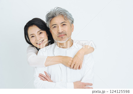 シニア・ミドルエイジ男女のカップルフォト 124125598