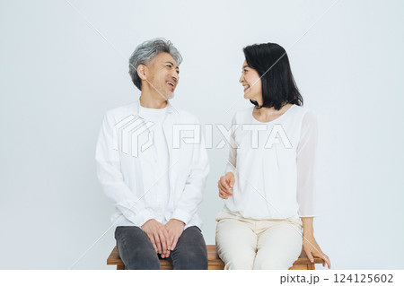 シニア・ミドルエイジ男女のカップルフォト 124125602