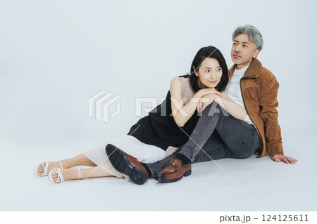 おしゃれなシニア・ミドルエイジ男女のカップルフォト 124125611
