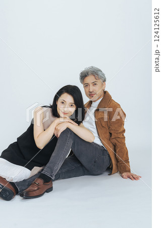 おしゃれなシニア・ミドルエイジ男女のカップルフォト 124125612