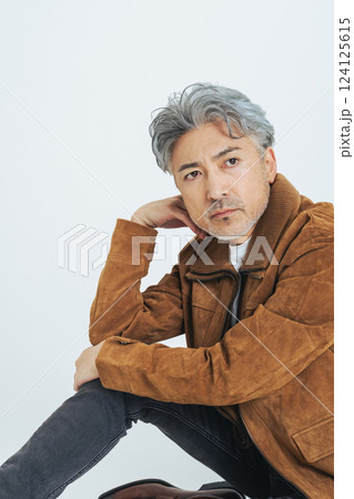 おしゃれなシニア・ミドルエイジ男性のファッションポートレート おしゃれなシニア・ミドルエイジ男性のファッションポートレート 124125615