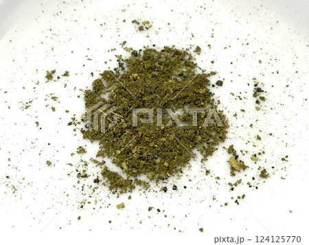 独特の風味が豊かな粉山椒2 独特の風味が豊かな粉山椒2 124125770