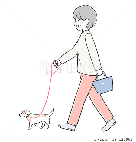 元気に犬の散歩をするシニア女性 124125963
