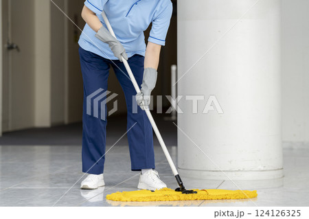 ビル清掃イメージ モップで床を拭く女性清掃スタッフ ビル清掃イメージ モップで床を拭く女性清掃スタッフ 124126325