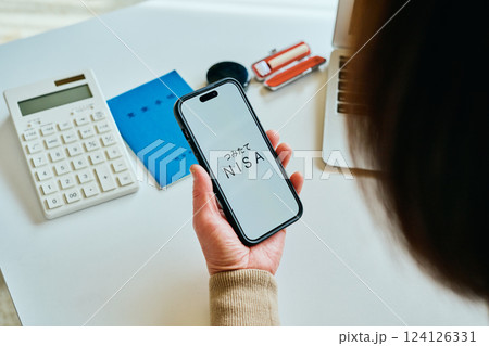 スマホを操作するシニア女性 つみたてNISA スマホを操作するシニア女性 つみたてNISA 124126331