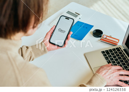 スマホを操作するシニア女性　iDeCo 124126338
