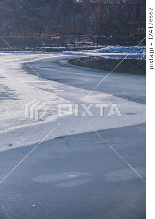 氷から水へのグラデーション【駒ヶ池】 124126367