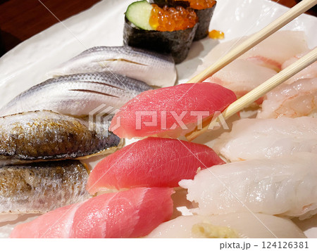 マグロ赤身のにぎり寿司 定番人気の鮪の赤身 124126381