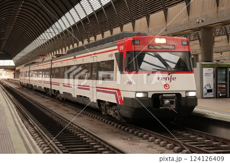 スペイン セビリア駅 在来線列車 スペイン セビリア駅 在来線列車 124126409