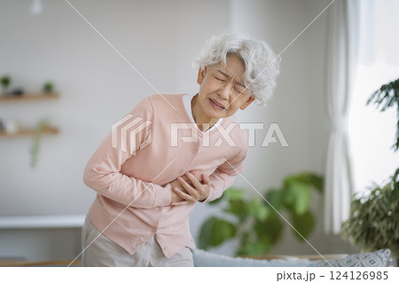 胸をおさえて苦しむシニア女性 胸をおさえて苦しむシニア女性 124126985