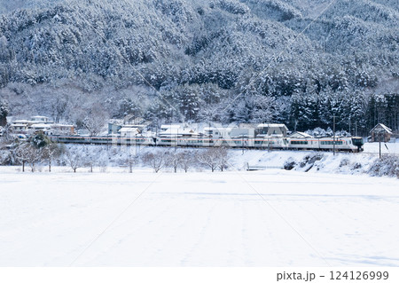 【高山本線】雪景色の大カーブを下る特急ひだ 124126999