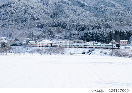 【高山本線】雪景色の大カーブを下る特急ひだ 124127000