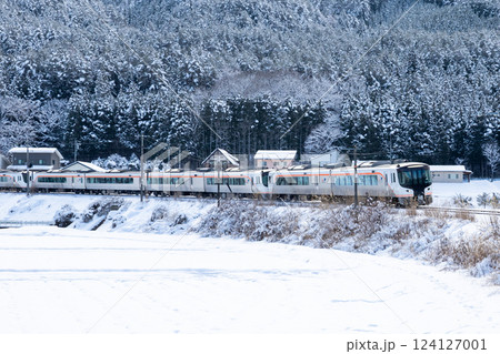 【高山本線】雪景色の大カーブを下る特急ひだ 124127001