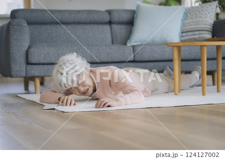 床に倒れ込む高齢の女性 床に倒れ込む高齢の女性 124127002