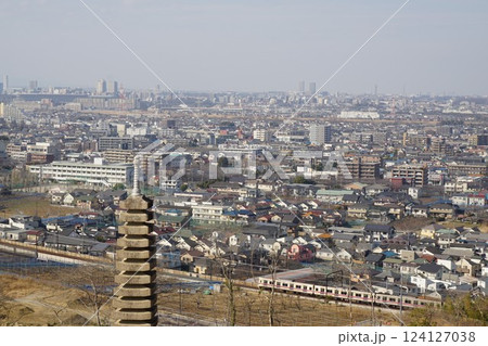 ありがた山から見下ろした稲城市街と京王線 124127038