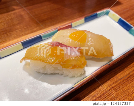 漬け真鯛のにぎり寿司 醤油漬けの白身寿司 漬け真鯛のにぎり寿司 醤油漬けの白身寿司 124127337