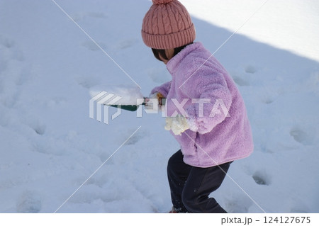 雪遊び、女の子、男の子、兄妹 124127675