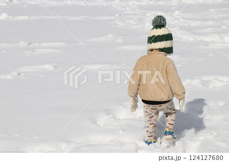 雪遊び、女の子、男の子、兄妹 124127680