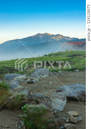 黒部五郎小屋のテント場から見る朝霧の薬師岳　北アルプス双六岳三俣蓮華岳登山 124128075