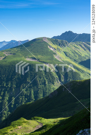 三俣蓮華岳から見る水晶岳（黒岳）と祖父岳　北アルプス双六岳三俣蓮華岳登山 124128099