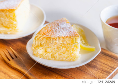 カットしたレモンヨーグルトケーキ 124128289