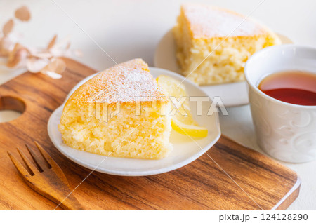 カットしたレモンヨーグルトケーキ 124128290