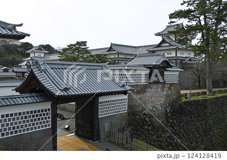 金沢城公園の風景 河北門・ニラミ櫓 金沢城公園の風景 河北門・ニラミ櫓 124128419