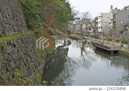 金沢城公園の風景　大手堀 124128806