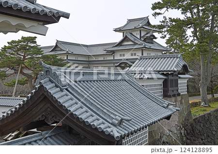 金沢城公園の風景 菱櫓・ニラミ櫓 金沢城公園の風景 菱櫓・ニラミ櫓 124128895
