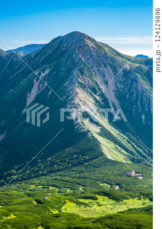 三俣蓮華岳の山頂から見る鷲羽岳 北アルプス双六岳三俣蓮華岳登山 三俣蓮華岳の山頂から見る鷲羽岳 北アルプス双六岳三俣蓮華岳登山 124129896