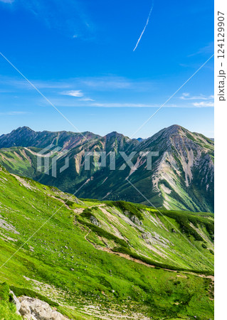 双六岳から見る鷲羽岳と水晶岳（黒岳）　北アルプス双六岳三俣蓮華岳登山 124129907