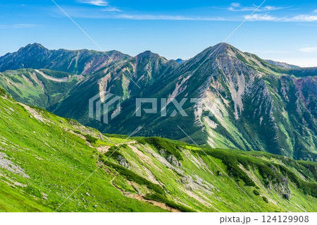 双六岳から見る鷲羽岳と水晶岳（黒岳）　北アルプス双六岳三俣蓮華岳登山 124129908