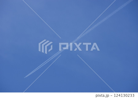 青空と遠くの飛行機雲 124130233