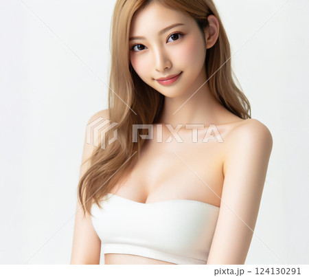 白いチューブトップの美女 124130291